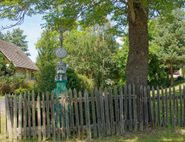 Krzyż metalowy na kamiennym postumencie. Wojciechów, gmina Lubomierz. powiat lwówecki.
