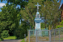 Krzyż metalowy na kamiennym postumencie. Wojciechów, gmina Lubomierz. powiat lwówecki.