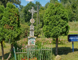 Krzyż metalowy na kamiennym postumencie... Wojciechów, gmina Lubomierz. powiat lwówecki.
