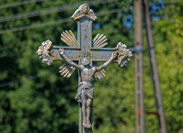 Fragment krzyża metalowego. Wojciechów, gmina Lubomierz. powiat lwówecki.