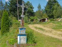 Krzyż metalowy na kamiennym postumencie. Wojciechów, gmina Lubomierz. powiat lwówecki.