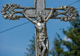 Fragment krzyża metalowego. Wojciechów, gmina Lubomierz. powiat lwówecki.