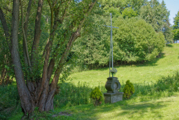 Krzyż metalowy na kamiennym postumencie. Wojciechów, gmina Lubomierz. powiat lwówecki.