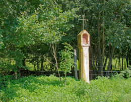 Kamienna kapliczka słupowa z wnęką. Wojciechów, gmina Lubomierz. powiat lwówecki.