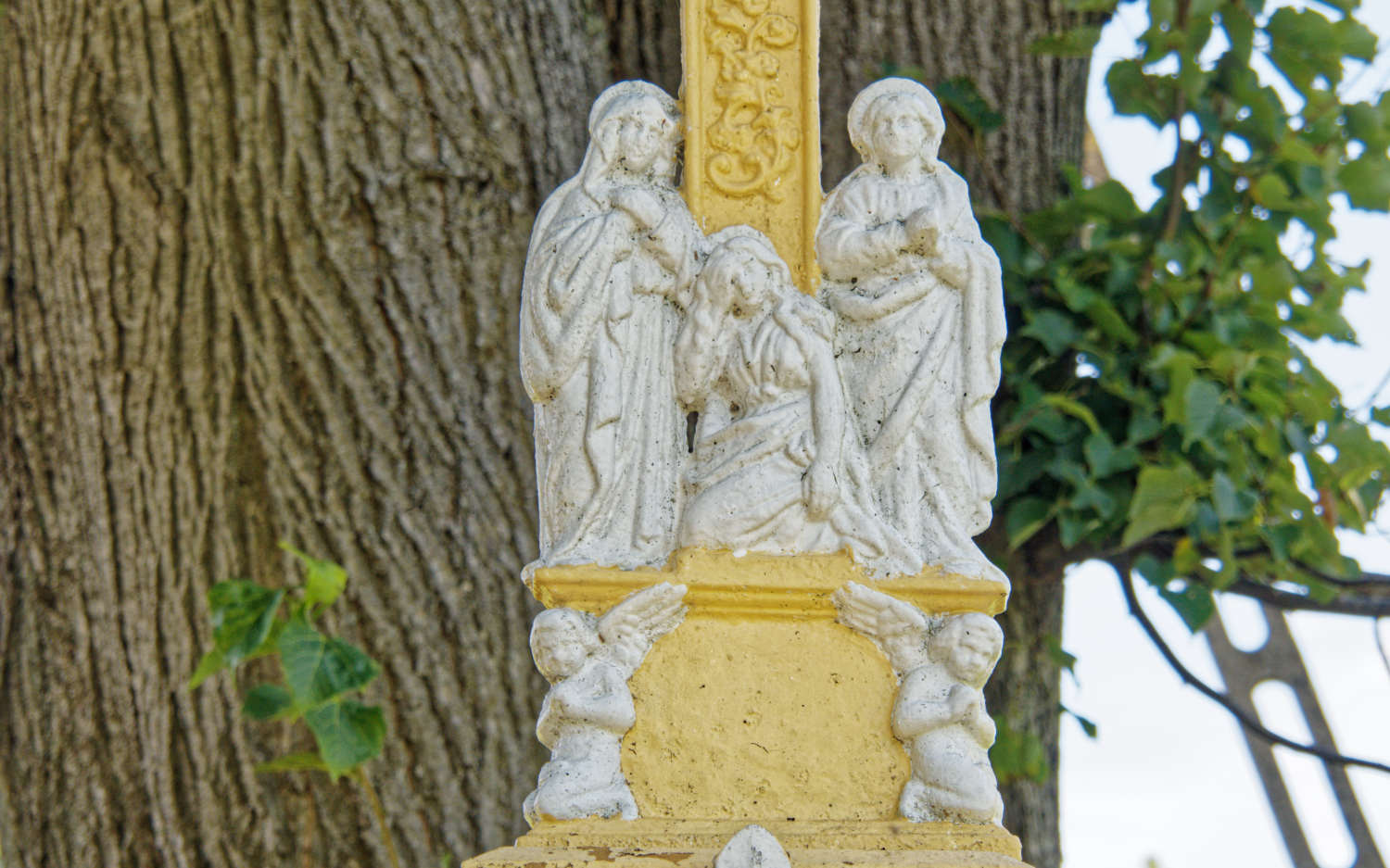 Fragment krzyża przydrożnego. Milęcice, gmina Lubomierz. powiat lwówecki.