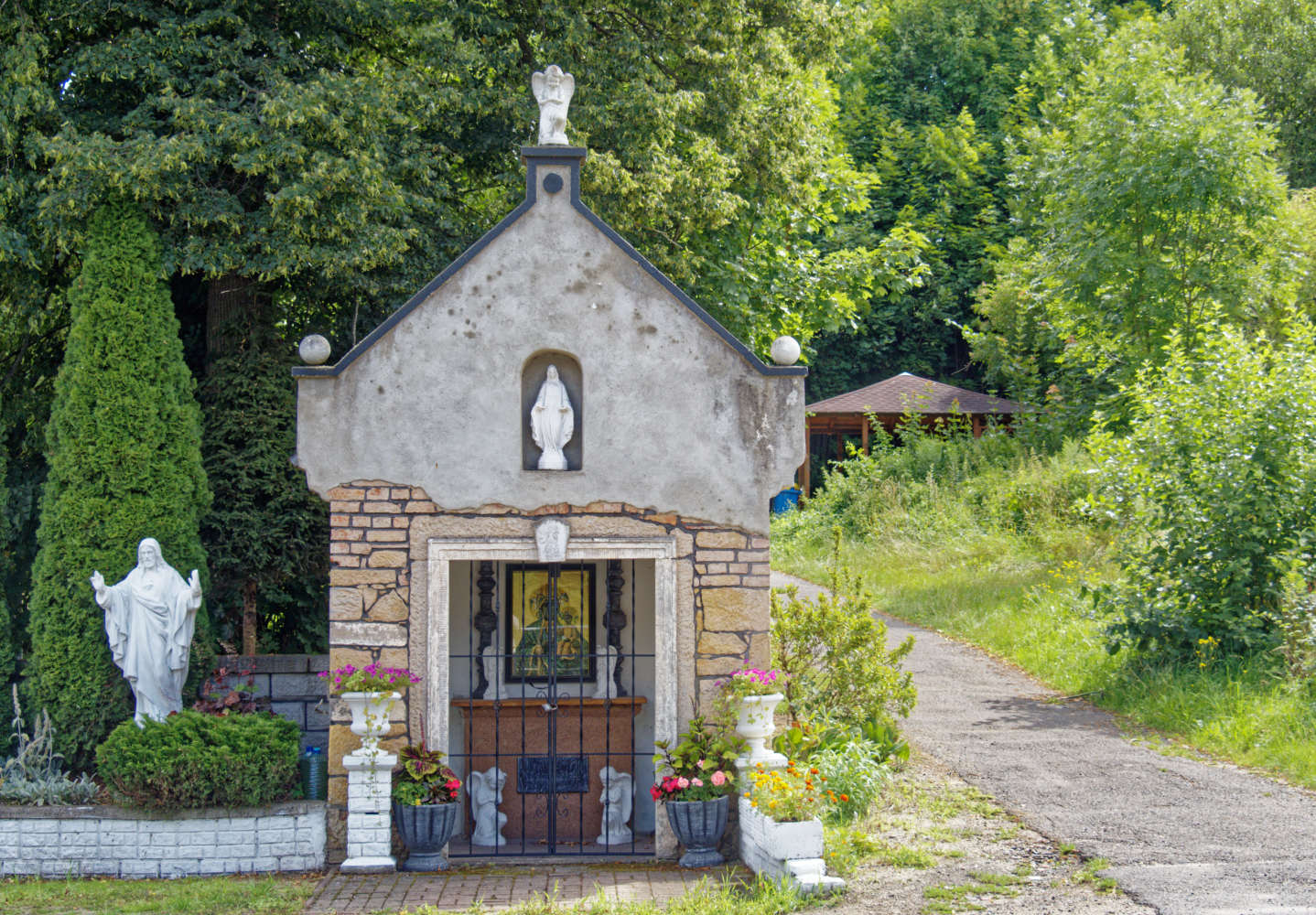 Przydrożna kapliczka domkowa, murowana. Pławna Dolna, gmina Lubomierz. powiat lwówecki.