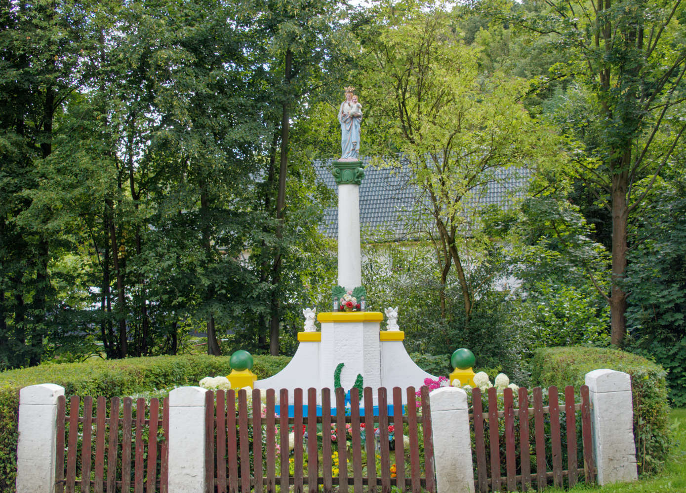 Przydrożna kapliczka kolumnowa. Pławna Dolna, gmina Lubomierz. powiat lwówecki.