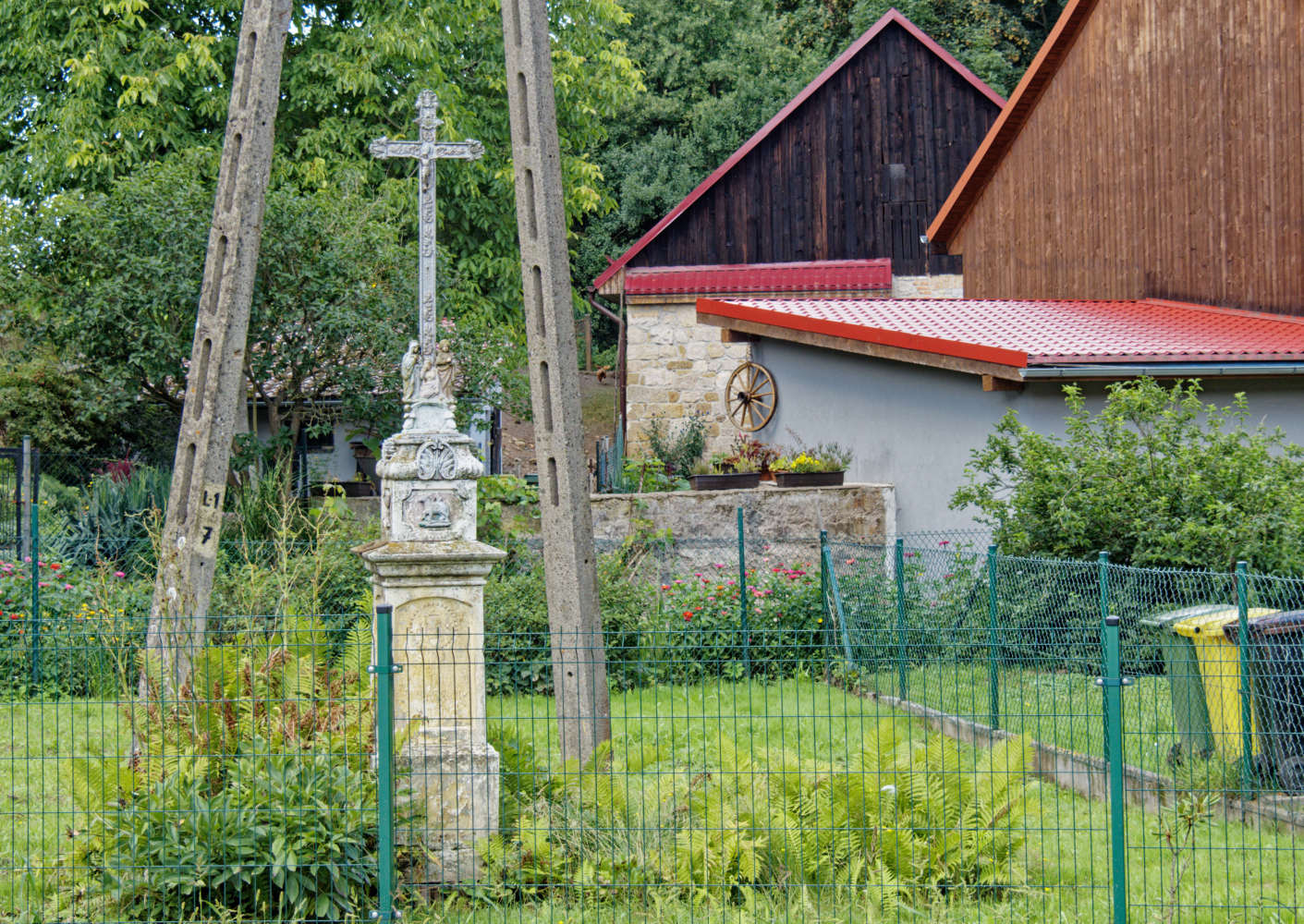 Przydrożny krzyż metalowy na kamiennym postumencie. Pławna Dolna, gmina Lubomierz. powiat lwówecki.