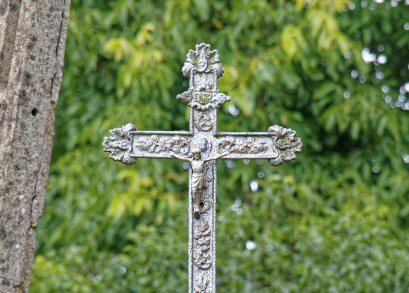 Fragment krzyża przydrożnego metalowego. Pławna Dolna, gmina Lubomierz. powiat lwówecki.