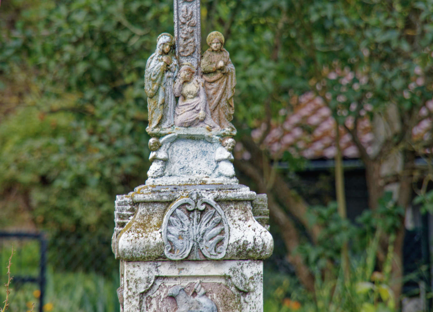 Fragment krzyża przydrożnego. Pławna Dolna, gmina Lubomierz. powiat lwówecki.