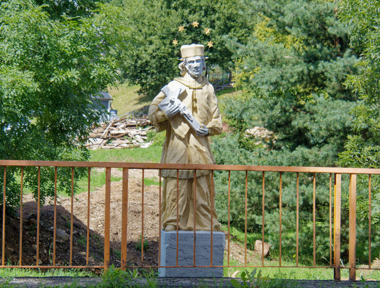 Kapliczka przydrożna z figurą Świętego Jana Nepomucena. Pławna Dolna, gmina Lubomierz. powiat lwówecki.