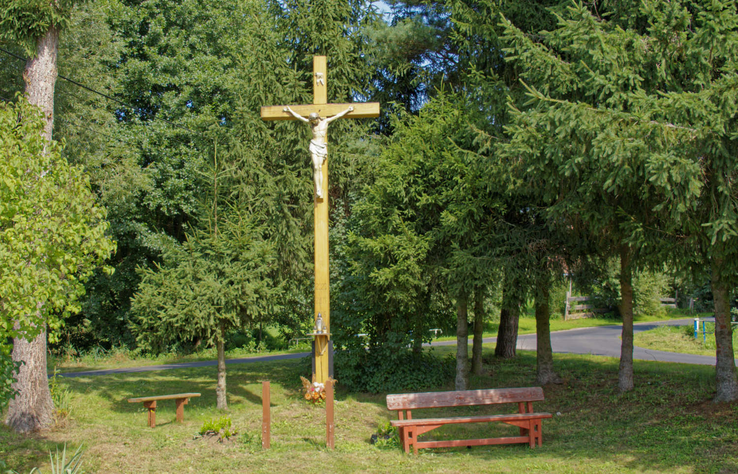 Przydrożny krzyż drewniany stojący na rozstaju dróg. Przeździedza, gmina Wleń. powiat lwówecki.