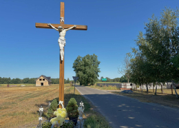 Krzyż drewniany stojący na skrzyżowaniu dróg. Baranowice, gmina Milicz, powiat milicki, woj. dolnośląskie.