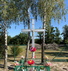 Przydrożny krzyż metalowy. Kaszowo, gmina Milicz, powiat milicki, woj. dolnośląskie.