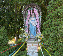 Figura Matki Bożej na kolumnie. Kaszowo, gmina Milicz, powiat milicki, woj. dolnośląskie.