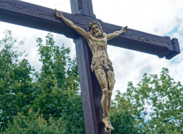 Figura Jezusa na drewnianym krzyżu przydrożnym. Milicz, powiat milicki, woj. dolnośląskie.
