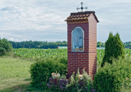 Kapliczka murowana stojąca na skraju wsi. Olsza, gmina Milicz, powiat milicki, woj. dolnośląskie.