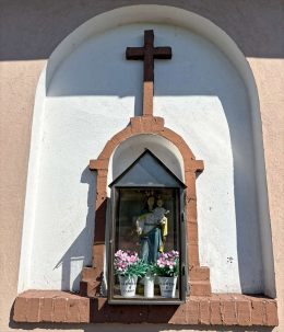Kapliczka wnękowa z figurą Matki Bożej, kościół pw. NMP Wspomożenia Wiernych. Olsza, gmina Milicz, powiat milicki, woj. dolnośląskie.