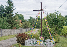 Czarny metalowy krzyż. Ruda Milicka, gmina Milicz, powiat milicki, woj. dolnośląskie.