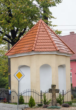 Krzyż pokutny stojący obok przydrożnej kapliczki domkowa. Lutomia Dolna, gmina Świdnica, powiat świdnicki.