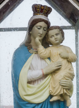 Oszklona kapliczka z figurą Matki Boskiej z Dzieciątkiem. Lutomia Dolna, gmina Świdnica, powiat świdnicki.
