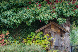 Przydrożna kapliczka drewniana. Lutomia Dolna, gmina Świdnica, powiat świdnicki.