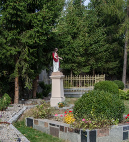 Figura Chrystusa obok kościoła św. Michała Archanioła. Milikowice, gmina Jaworzyna Śląska, powiat świdnicki.