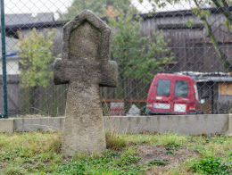 Kamienny krzyż pokutny na skrzyżowaniu ulic Lipowej i Złoty Las. Modliszów, gmina Świdnica, powiat świdnicki.