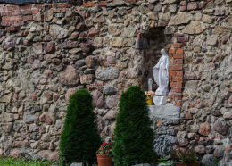 Figura święta w murze okalającym kościół św. Jadwigi. Mokrzeszów, gmina Świdnica, powiat świdnicki.