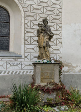 Barokowa figura św. Jana Nepomucena, stojąca obok kościoła pw. Świętej Trójcy. Olszany, gmina Strzegom, powiat świdnicki.