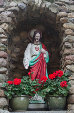 Figurą Chrystusa w kapilczce grocie obok kościoła Trójcy Świętej. Olszany, gmina Strzegom, powiat świdnicki.