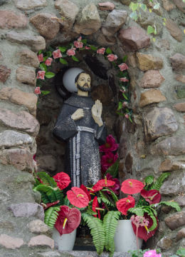 Kapliczka grota obok kościoła Trójcy Świętej. Olszany, gmina Strzegom, powiat świdnicki.