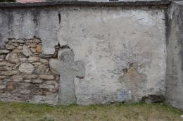 Krzyż pokutny w murze otaczającym kościół pw. św. Barbary. Pastuchów, gmina Jaworzyna Śląska, powiat świdnicki.