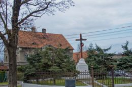 Przydrożny krzyż drewniany w pobliżu kościoła pw. Podwyższenia Krzyża Świętego. Piotrowice Świdnickie, gmina Jaworzyna Śląska. powiat świdnicki.