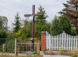 Krzyż przydrożny drewniany. Stary Jaworów, gmina Jaworzyna Śląska, powiat świdnicki.