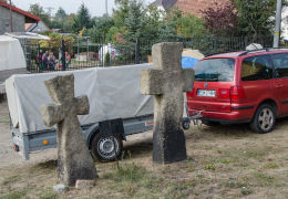 Krzyże pokutne obok kościóła Niepokalanego Poczęcia NMP. Stary Jaworów, gmina Jaworzyna Śląska, powiat świdnicki.