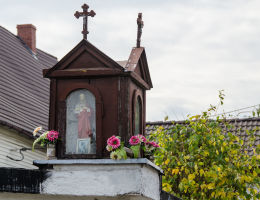 Przydrożna kapliczka drewniana na murze przy posesji nr 40. Stary Jaworów, gmina Jaworzyna Śląska, powiat świdnicki.