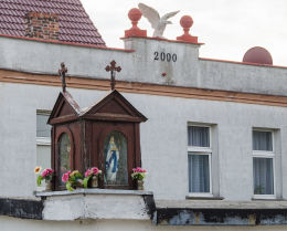 Przydrożna kapliczka drewniana. Stary Jaworów, gmina Jaworzyna Śląska, powiat świdnicki.