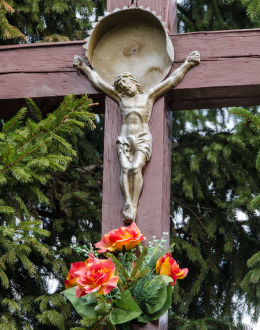 Figura Chrystusa na krzyżu stojącym przy polnej drodze. Stary Jaworów, gmina Jaworzyna Śląska, powiat świdnicki.