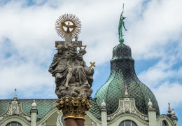 Figura św. Trójcy na szczycie kolumny z drugiej połowy XVII wieku. Fundator Joachim von Sinzendorf. Świdnica, powiat świdnicki.