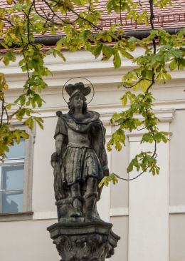 Figura św. Floriana z 1684 r. stojąca na dziedzińcu katedry św. Stanisława i św. Wacława. Świdnica, powiat świdnicki.
