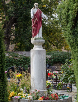 Kapliczka kolumnowa z figurą Chrystusa obok kościoła Wniebowzięcia NMP. Wierzbna, gmina Żarów, powiat świdnicki.
