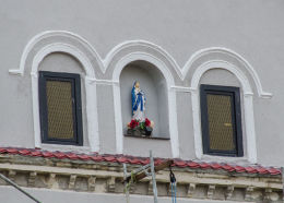 Przydrożna kapliczka w szczycie budynku. Wirki, gmina Marcinowice, powiat świdnicki.