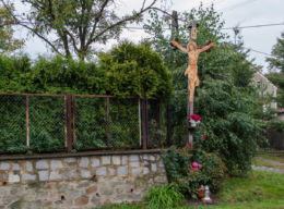 Drewniany krzyż przydrożny z blaszaną figurą Chrystusa. Wirki, gmina Marcinowice, powiat świdnicki.