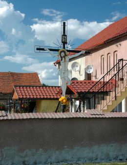 Przydrożny krzyż z fugurą Chrystusa wykonaną z blachy. Wiry, gmina Marcinowice, powiat świdnicki.