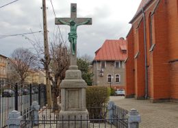 Krzyż kamienny obok kościoła pw. Najświętszego Serca Pana Jezusa. Żarów. powiat świdnicki.