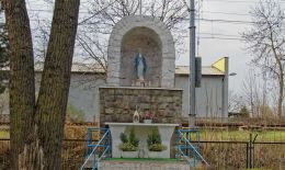 Grota z figurą Matki Bożej obok kościoła pw. Najświętszego Serca Pana Jezusa. Żarów. powiat świdnicki.