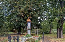 Kapliczka oszklona na kamiennym postumencie. Burkatów, gmina Świdnica. powiat świdnicki.