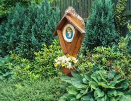 Przydrożna kapliczka drewniana na słupku. Modliszów, gmina Świdnica, powiat świdnicki.