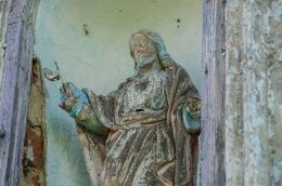 Figura Chrystusa we wnęce kapliczki kolumnowej. Powidzko, gmina Żmigród, powiat trzebnicki.